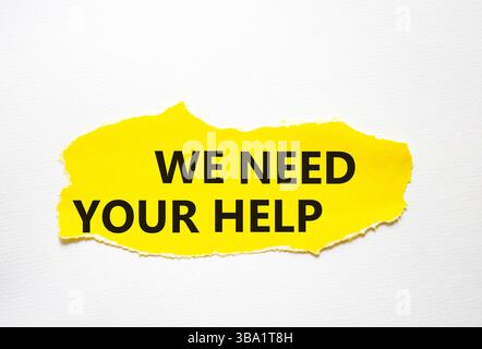 Abbiamo bisogno del tuo aiuto, simbolo. Carta gialla strappata con le parole abbiamo bisogno del tuo aiuto. Splendido sfondo bianco. Business e abbiamo bisogno del vostro concetto di aiuto. Servizio fotocopie Foto Stock