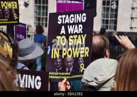 Londra, Regno Unito. 11 maggio 2025. I membri della comunità israeliana britannica e altri manifestanti si riuniscono fuori Downing Street chiedendo la fine della guerra a Gaza e il rilascio di tutti gli ostaggi israeliani detenuti da Hamas, e contro il governo di Benjamin Netanyahu. Crediti: Vuk Valcic/Alamy Live News Foto Stock