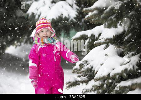La Bielorussia, la città di Gomel il 2 marzo 2018. Asilo per bambini.Una ragazza in inverno vicino a fluffy pino in luminose vestiti. Il bambino è nevoso Foto Stock