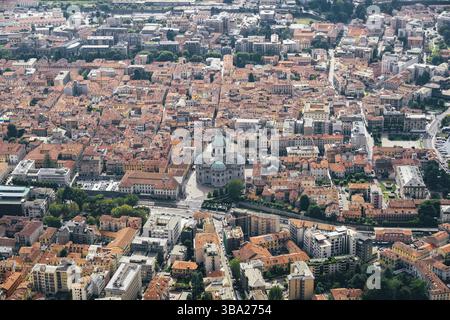 Vista panoramica sulla città vecchia di Como, Italia. Como, Italia. Fantastica vista aerea sulla città vecchia di Como. Vista aerea della città di Como e la sua cattedrale Foto Stock