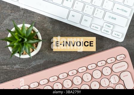 Concetto di fatturazione elettronica e digitale, simbolo di fattura elettronica su blocco di legno. Gestione delle dichiarazioni elettroniche. Elaborazione delle fatture online, moderno account fiscale Foto Stock