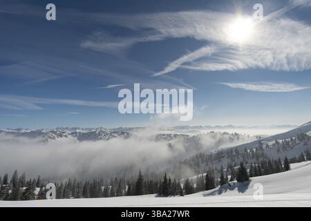 Fantastico tour con racchette da neve sulla Hochgrat presso la Nagelfluhkette in Allgau, in Baviera Foto Stock