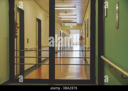 Ottobre 2018. Germania Helios Klinikum Krefeld. Interno all'interno dell'ospedale. Spaziosi corridoi deserti della stazione, il pavimento del nuovo ospedale, Tedesco Europea Foto Stock
