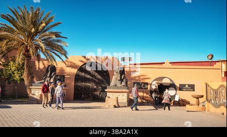 7 marzo 2025, Ouarzazate, Marocco: Turisti che camminano negli Atlas Corporation Studios, famosa location per le riprese, visitano set cinematografici Foto Stock