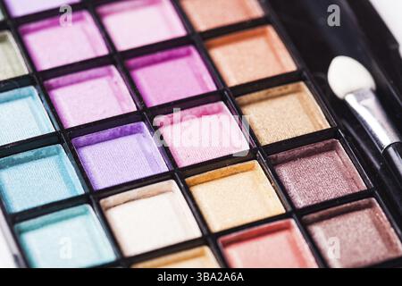 Set di polvere colorata con spazzola per il make-up in custodia di plastica Foto Stock
