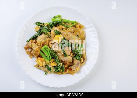 Tagliatelle di farina di riso fresche saltate con carne di maiale, uovo e cavolo a fette. Spaghetti veloci in padella Foto Stock