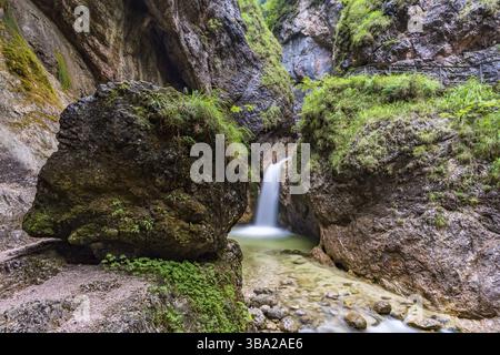 Ai piedi dell'Untersberg, l'Almbach si tuffa nel selvaggio e romantico Almmbachklamm Foto Stock