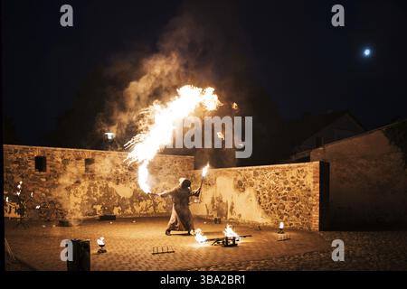 Foto di uno spettacolo di fuoco che gioca con il fuoco Foto Stock