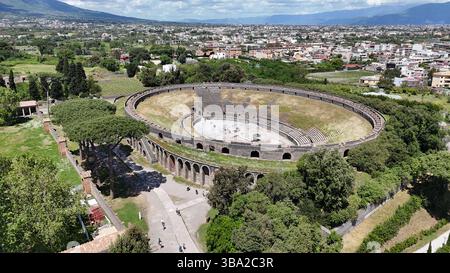 Vista aerea dell'Anfiteatro di Pompei, sito storico patrimonio dell'umanità di Pompei in Italia Foto Stock