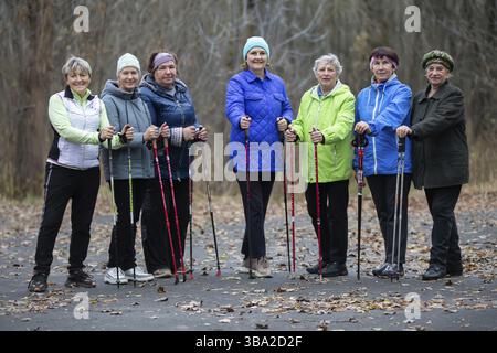 1 novembre 2023. Bielorussia, Gomel. Un gruppo di donne anziane è impegnato nel nordic walking Foto Stock