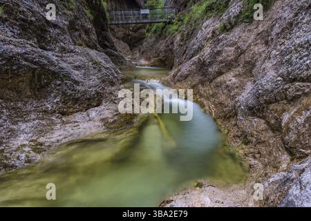 Ai piedi dell'Untersberg, l'Almbach si tuffa nel selvaggio e romantico Almmbachklamm Foto Stock
