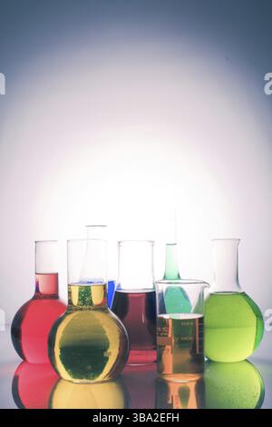 Laboratorio di vetro con colori Arcobaleno liquidi, chemistry still life Foto Stock