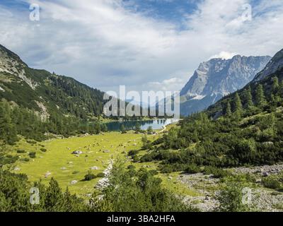 Fantastica escursione a Seebensee e Drachensee nei Monti Mieminger vicino a Ehrwald in Tirolo Foto Stock