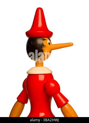 Figura Pinocchio isolato su uno sfondo bianco. Foto Stock