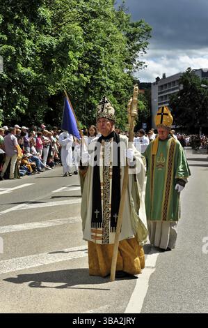 850 anni di Gmuend, Schwaebisch Gmuend, Baden-Wuerttemberg, due vescovi in splendide vesti conducono una processione, 850 anni di Gmuend, Schwaebisch Gmuend Foto Stock