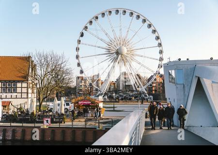 Danzica, Polonia, 8 febbraio 2020. Ruota panoramica con architettura nella città vecchia. Ruota panoramica Amber Sky sul cielo blu di Danzica. Centro città con pede Foto Stock