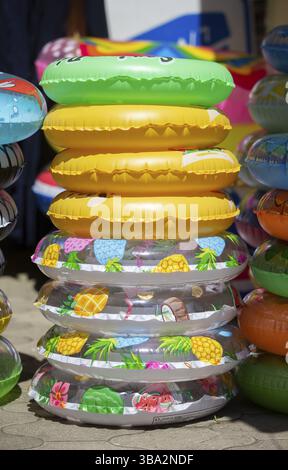 6 agosto 2022. Georgia. Villaggio di Ureki. Mercato centrale. Gli anelli gonfiabili sono sul mercato Foto Stock