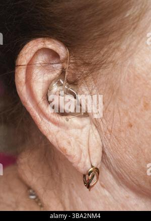 Apparecchio acustico nell'orecchio di una donna anziana - foto ravvicinata, Liptovsky Hradok, Slovacchia, Europa Foto Stock
