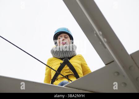 Bielorussia, Gomel, 8 marzo 2019. Salta dal ponte alla corda.salto a corda.donna in un casco protettivo, Europa Foto Stock
