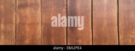 Fondo in legno marrone, quercia scura di legno satinato invecchiato con vernice sbiadita che mostra la consistenza della venatura del legno. lavare le tavole di legno duro Foto Stock