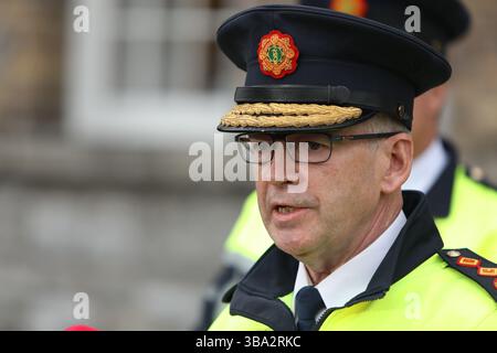 Il Commissario Drew Harris parla ai media della sede centrale di Garda a Dublino dopo che l'agente di polizia irlandese Kevin Flatley è stato ucciso in un posto di blocco a Dublino dopo essere stato colpito da una moto. Il 49enne aveva trascorso 26 anni come garda. Il motociclista, un uomo di età compresa tra i 30 anni, si ritiene che sia in gravi condizioni al Beaumont Hospital. Data foto: Domenica 11 maggio 2025. Foto Stock