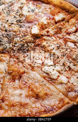 Pizza - quattro formaggi primo piano sul piatto Foto Stock