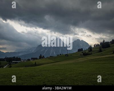 Escursione alle piogge vicino a Ehrwald presso la Tiroler Zugspitz Arena Foto Stock