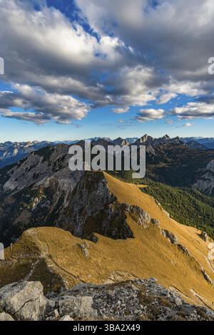 Bellissimo tour in montagna all'Aggenstein al tramonto nel Tannheimer tal Foto Stock