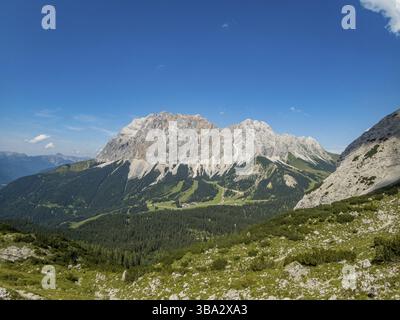 Fantastica escursione a Seebensee e Drachensee nei Monti Mieminger vicino a Ehrwald in Tirolo Foto Stock