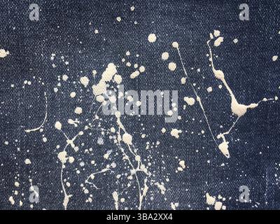 Il denim, jeans sfondo texture. Olio astratto texture di vernice su tela. Gocce di vernice colorata su sfondo blu denim, jeans Foto Stock