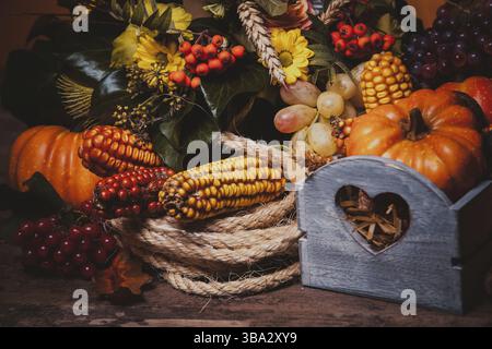 Felice Ringraziamento ancora vita. Frutta, noci e verdura, caduta del raccolto sulla tavola Foto Stock