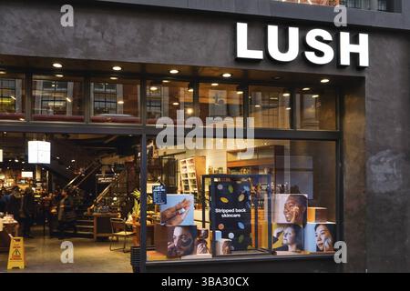 Londra, Regno Unito - 01 febbraio 2019: Cartello LUSH all'ingresso della loro filiale su Oxford Street. E' un negozio di cosmetici specializzato in Vege fatte a mano Foto Stock
