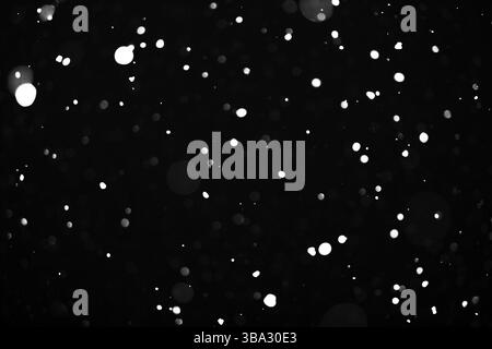 Caduta di neve sullo sfondo - i fiocchi di neve per tutta la notte cielo scuro Foto Stock