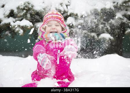La Bielorussia, la città di Gomel il 2 marzo 2018. Asilo per bambini.Una ragazza in inverno vicino a fluffy pino in luminose vestiti. Il bambino è nevoso Foto Stock