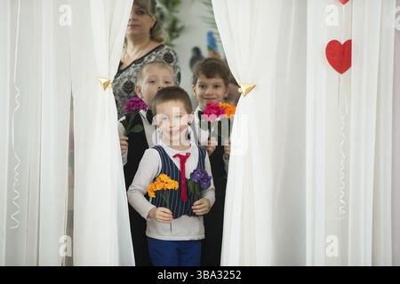 La Bielorussia, Gomel, 6 marzo 2018. Asilo infantile è il quinto. I bambini di vacanza matinée.Merry bambini con fiori preparato per la vacanza. Andare al Foto Stock