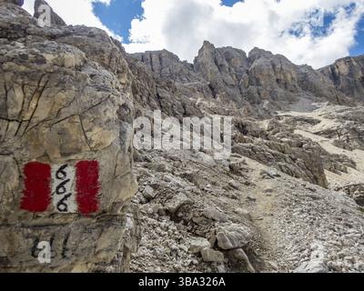 Arrampicata sul Pisciadu via ferrata del gruppo Sella nelle Dolomiti, Alto Adige Foto Stock