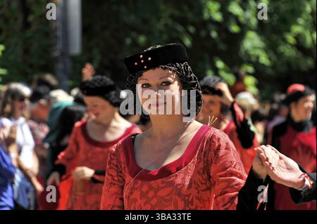 850 anni di Gmuend, Schwaebisch Gmuend, Baden-Wuerttemberg, donna in costume medievale rosso in una sfilata, 850 anni di Gmuend, Schwaebisch Gmuend, Baden Foto Stock