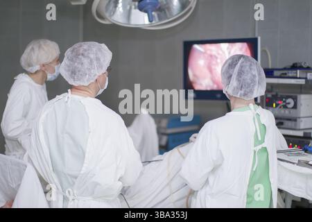 La città di Gomel in Bielorussia. Maggio 31, 2017 ospedale della città. I medici in sala operatoria facendo laparoscopia. I chirurghi operano su un paziente. I professionisti del settore medico Foto Stock