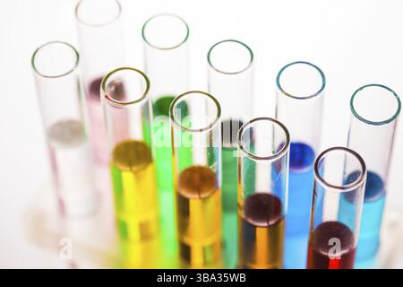 Liqhuidi Raibow in provette su rack Foto Stock