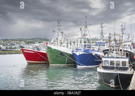 Diverse colorate barche da pesca ormeggiate nel porto di Howth. Attrezzature per la pesca del phishing e dei molluschi sulle barche da pesca, Dublino, Irlanda, Europa Foto Stock