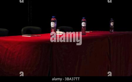 Due bottiglie di acqua su una tabella rossa Foto Stock