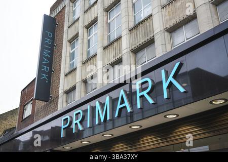 Londra, Regno Unito - 04 febbraio 2019: Grande segno ciano sul negozio Primark presso la loro filiale di Lewisham. Il rivenditore di moda irlandese è stato fondato nel 1969 e ha Foto Stock