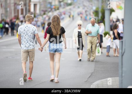 La Bielorussia, la città di Gimel, luglio 03, 2019. Festival della Gioventù.persone di diverse età a camminare per le strade della città. Coppia di anziani e giovani coppie sono s Foto Stock