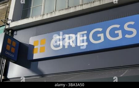Londra, Regno Unito - 03 febbraio 2019: Sun splende sull'etichetta Greggs sopra il negozio Lewisham. Sono la più grande catena di panetteria nel Regno Unito estab Foto Stock