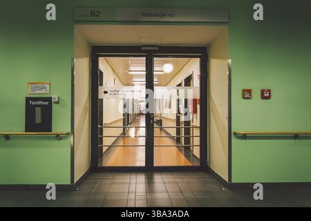 Ottobre 2018. Germania Helios Klinikum Krefeld. Interno all'interno dell'ospedale. Spaziosi corridoi deserti della stazione, il pavimento del nuovo ospedale, Tedesco Europea Foto Stock