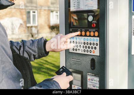 Pagamento per parcheggio nella città di Danzica, Polonia l'8 febbraio 2020. Una persona utilizza una carta di credito monobank per il pagamento nfc nel terminale di parcheggio. Au Pagato Foto Stock