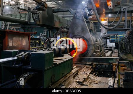Processo di fusione centrifuga del tubo di ferro presso la fonderia. Foto Stock