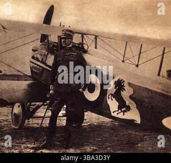1917 c., MODENA, ITALIA: L'aviatore italiano FRANCESCO BARACCA (1888-1918), aveva il CAVALLO DA RAMPANTE (Cavallino rampante) come simbolo sullo scafo del suo biplano. Dopo la sua morte, ENZO FERRARI ( 1898 - 1988 , pilota e costruttore di auto industriali ) ricevette questo simbolo in dono dalla madre di Baracca nel 1929, che divenne poi l'emblema dei futuri successi della Scuderia Ferrari . Foto di E. Filippini , Rovereto (Trento ). - AEROPLANO - AEREO - AEREO - BIPLANO - AVIAZIONE - AVIATORE - PILOTA - PRIMA GUERRA MONDIALE - PRIMA GUERRA MONDIALE - GUERRA MONDIALE - GRANDE GUERRA - G Foto Stock