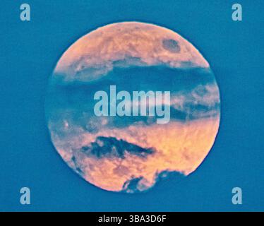 Glasgow, Scozia, Regno Unito. 11 maggio aprile 2025. Meteo nel Regno Unito: La luna piena di fiori si è scontrata con nuvole per risplendere attraverso l'ora blu del crepuscolo. Credit Gerard Ferry/Alamy Live News Foto Stock