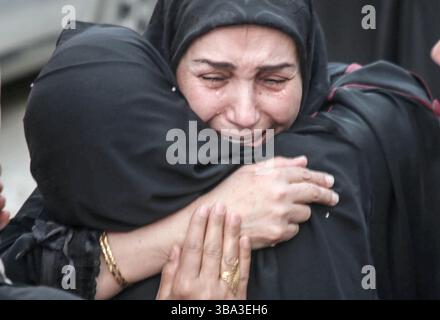 Nablus, Cisgiordania, Palestina. 11 maggio 2025. Un parente palestinese di Hikmat Abdul Nabi, 34 anni, piange durante il suo funerale nel villaggio di Askar al-Balad, a est di Nablus, in Cisgiordania. Hikmat è stato ucciso durante un'operazione militare israeliana nel quartiere di Masaken al-Shaabiya vicino a Nablus, in Cisgiordania, dopo che un drone dell'aeronautica israeliana gli ha sparato un missile. (Immagine di credito: © Nasser Ishtayeh/SOPA Images via ZUMA Press Wire) SOLO PER USO EDITORIALE! Non per USO commerciale! Crediti: ZUMA Press, Inc./Alamy Live News Foto Stock